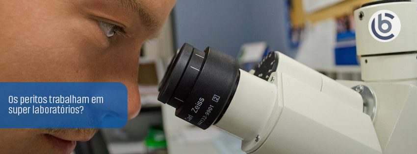 Os peritos trabalham em super laboratórios?